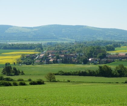 Lážovice, v pozadí Brdy
